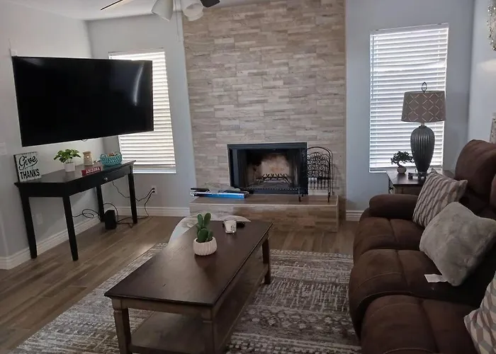 Stadium Side Serenity - Your Away From Holiday home Glendale